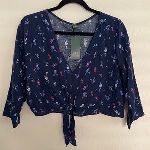 Quarter sleeve cropped tie front top